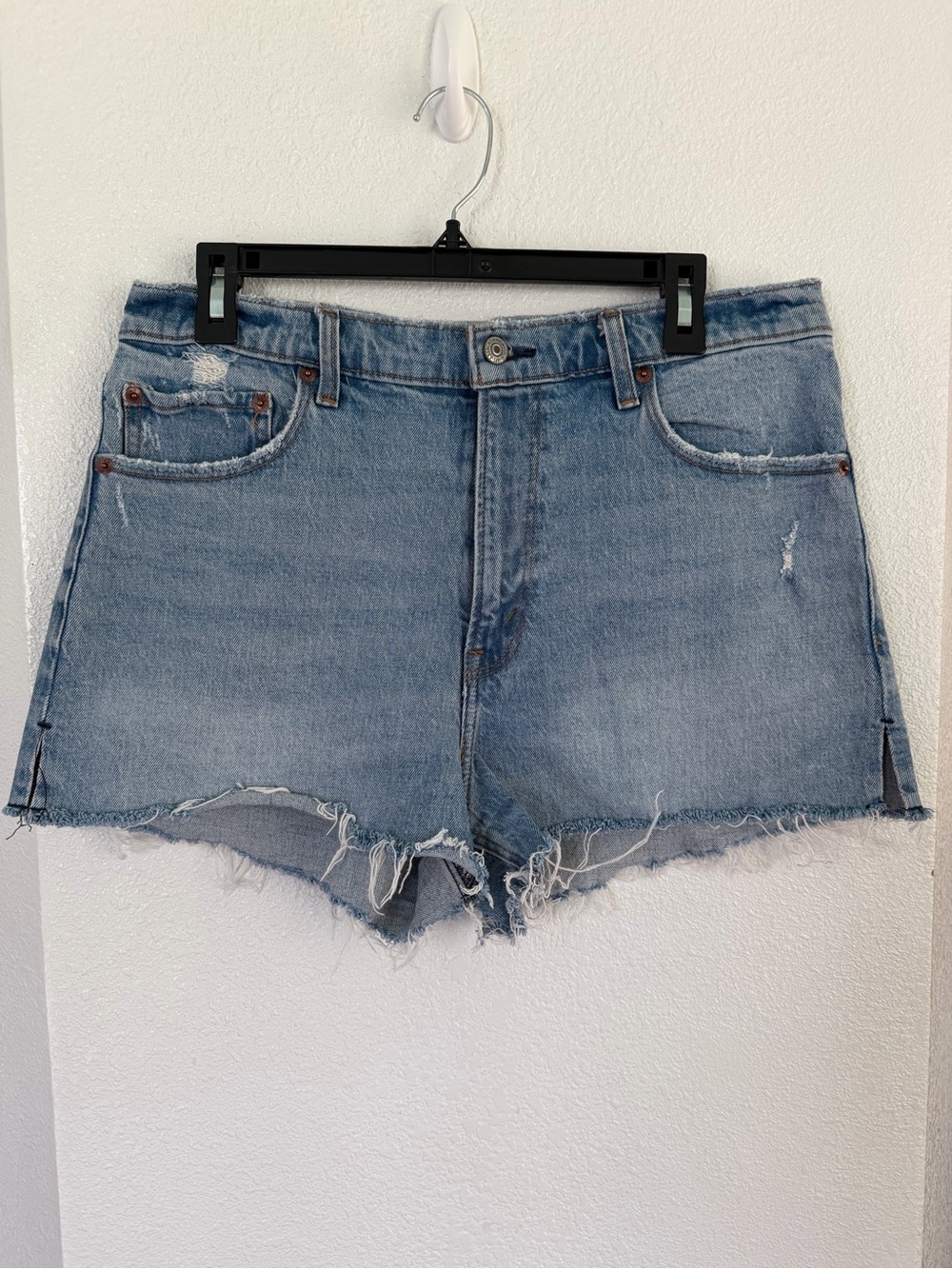 Abercrombie & Fitch The Mom Short High Rise Distressed Denim Shorts 31/12